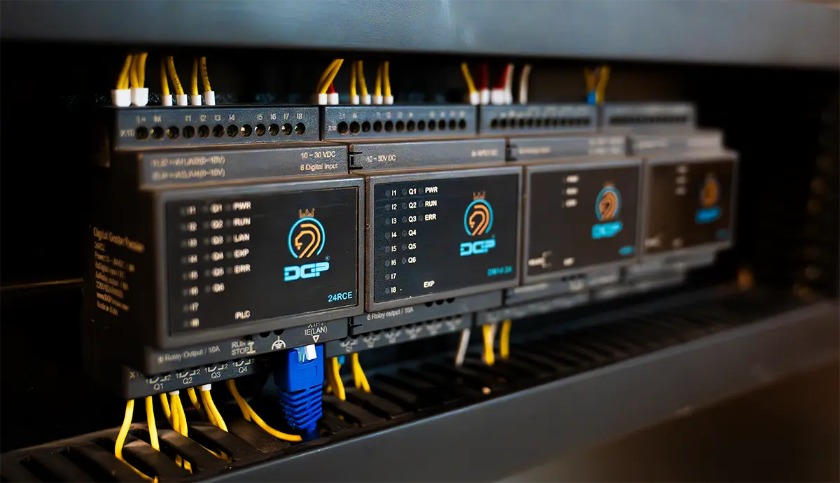 PLC LOGO 24RCE به همراه کارتهای اکسپنشن نصبشده در تابلو کنترل صنعتی